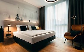 TARGET WORLD Hunter's Lodge